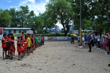 160 ученици мериха сили в турнир по плажен футбол и народна топка 