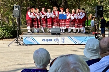 Самодейци от три читалища забавляваха русенци с песни и танци в Парка на младежта