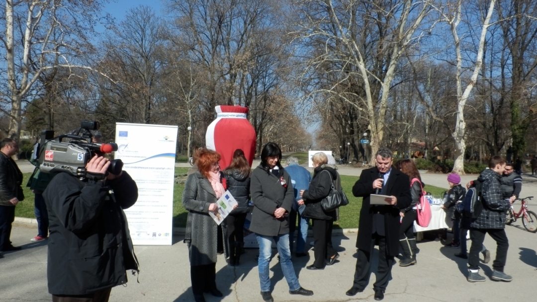 Вазата в Парка на младежта се превърна в гигантска мартеница