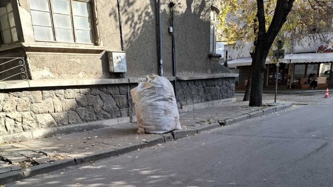 Продължава сезонното почистване на дъждоприемните шахти