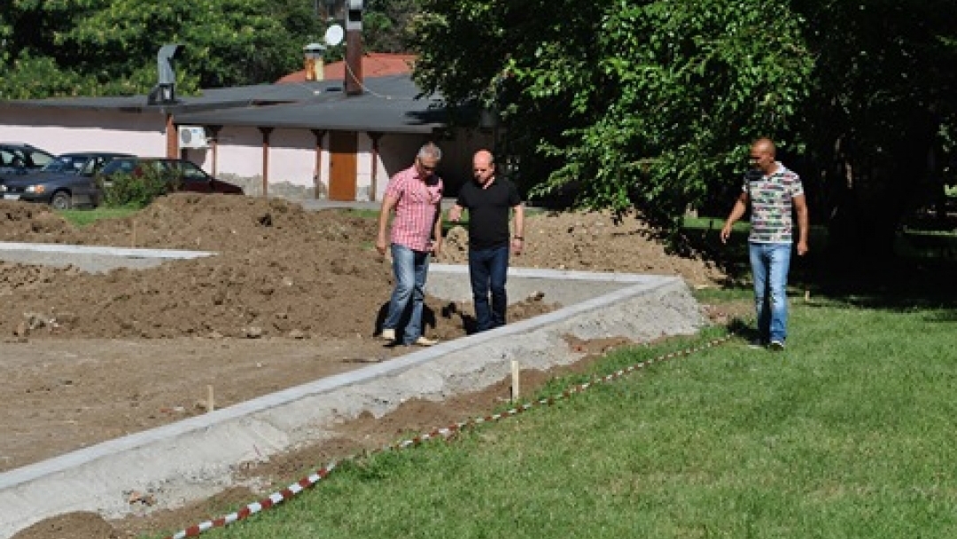 Кметът инспектира дейностите по изграждането на ново спортно игрище