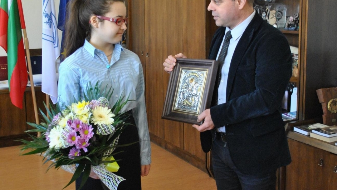 Кметът Пламен Стоилов се срещна с талантливата русенска пианистка Десислава Карагьозова