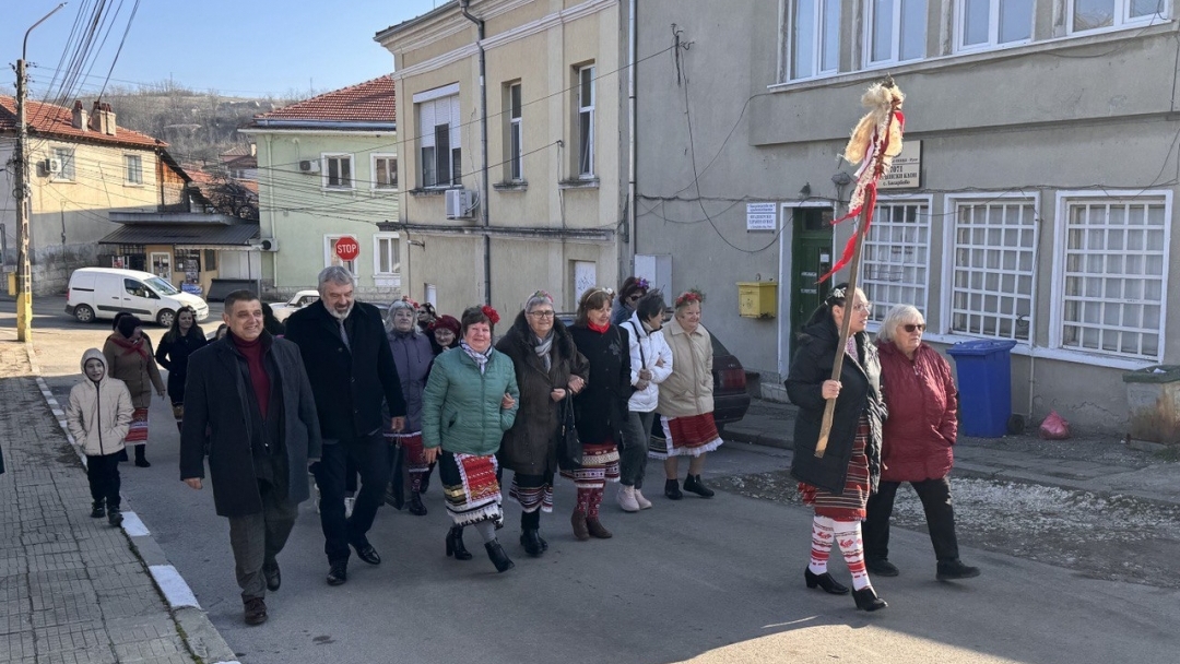 Басарбово отпразнува Бабинден с традиционни обичаи и признание към акушерите