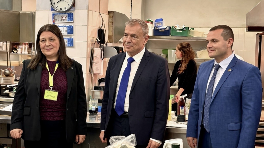 Министър Сергей Игнатов и кметът Пенчо Милков наградиха победителите в състезание по професии в туризма