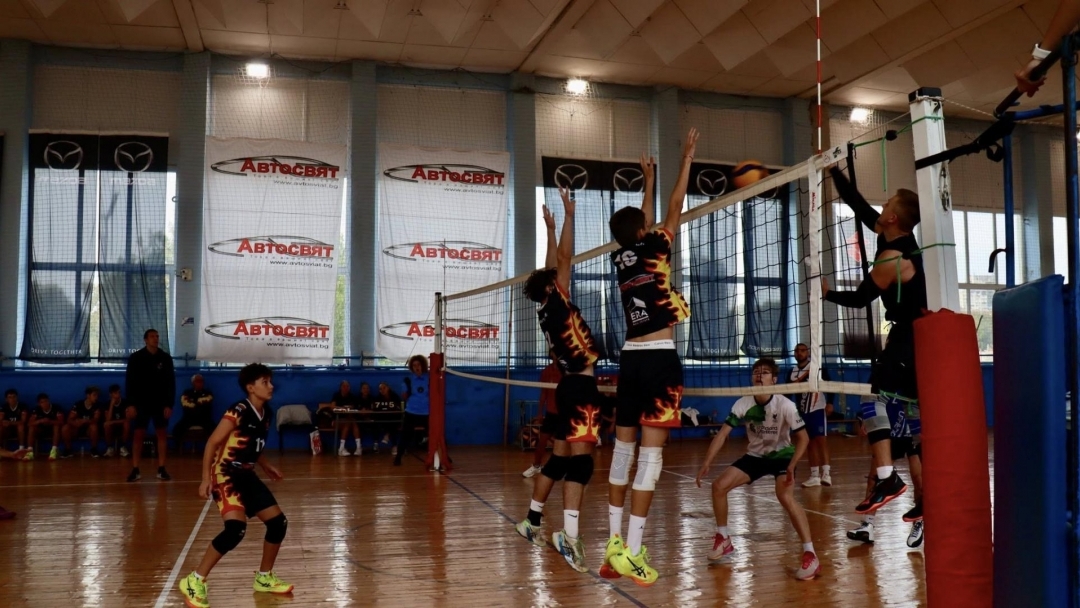 Зала „Ялта“ в Русе бе арена на двудневната волейболна надпревара „За купата на кмета“