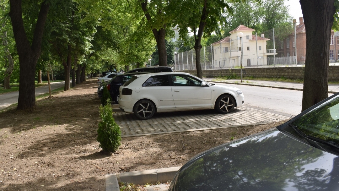 Нови паркоместа по „Алеи Възраждане“