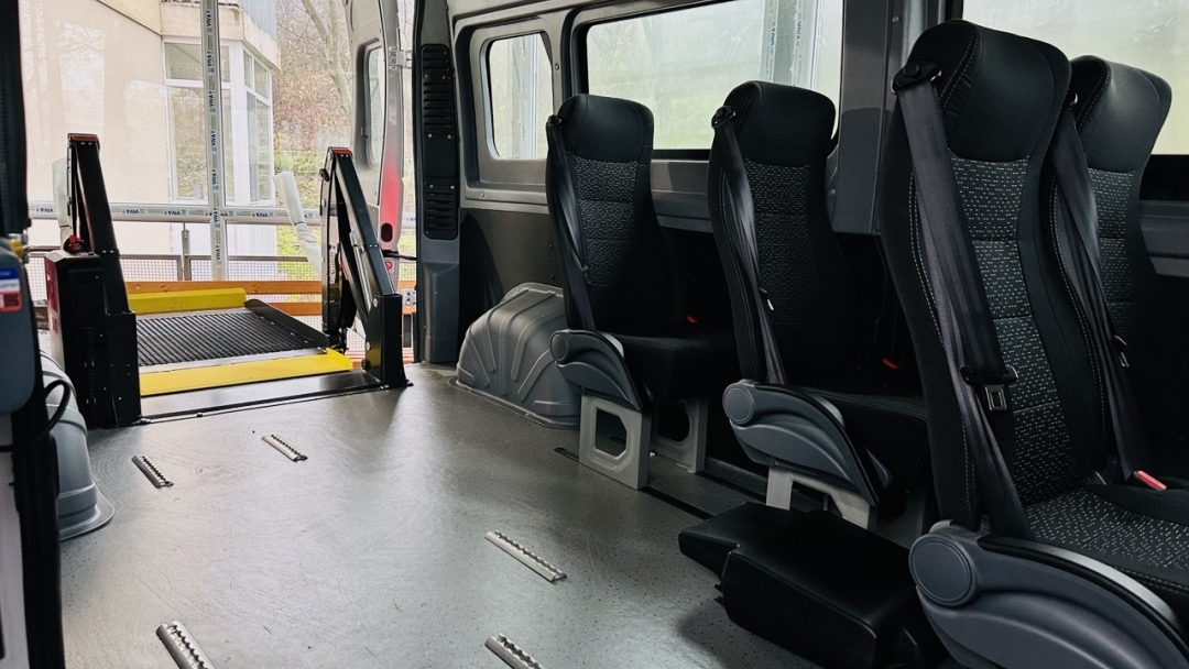 Два нови автомобила със специализирани платформи подпомагат социалните услуги в Русе