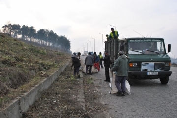 Топлото време развърза ръцете на комуналните фирми