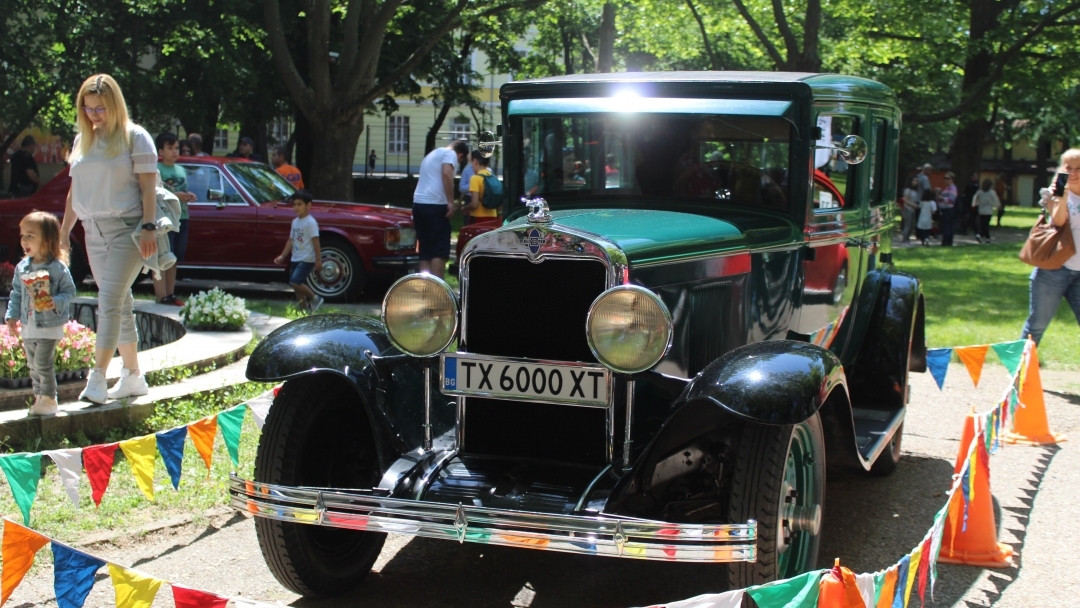 Близо 200 участници от България и Румъния показаха своите ретро возила в Русе