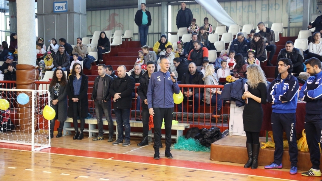 Близо 200 деца се включиха във футболен коледен турнир за купата на ДФК "Драконче"