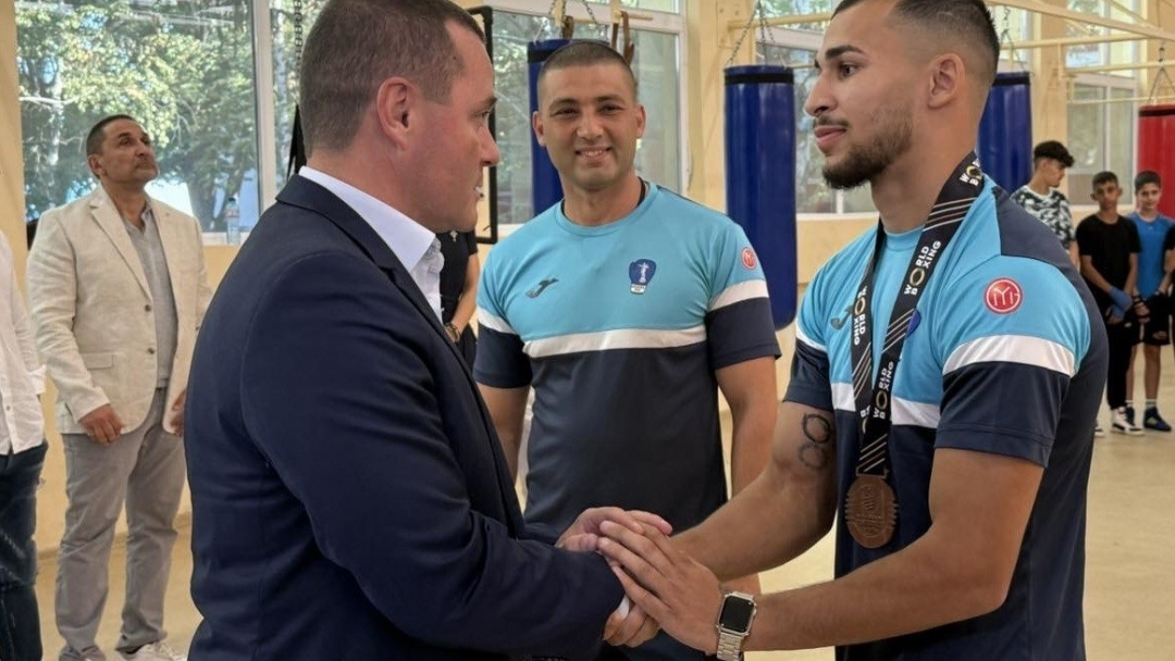 Mayor Pencho Milkov awarded the bronze medalist from the World Boxing Championships Radoslav Rosenov
