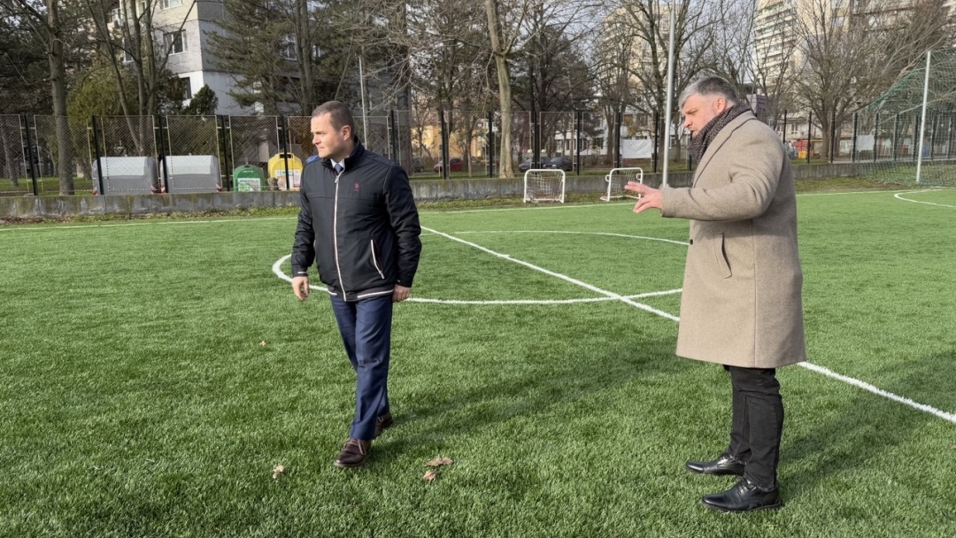 Русе с обновено футболно игрище и съоръжение за овчарски скок