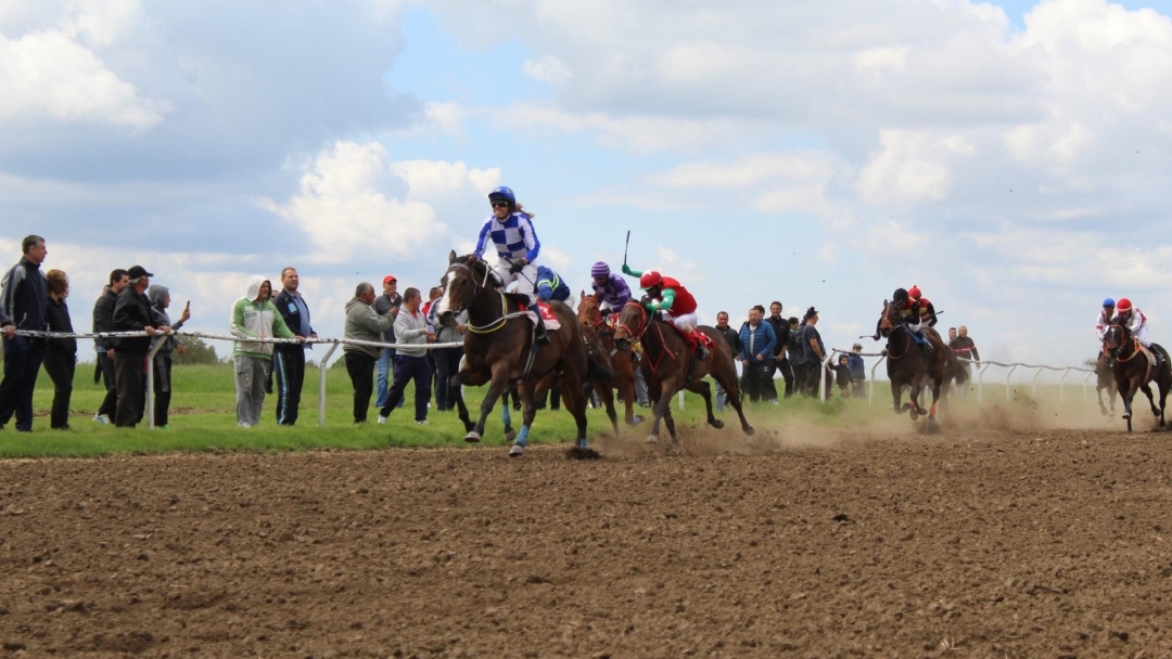 Кметът Пенчо Милков участва в откриването на традиционния турнир по конни надбягвания в Сандрово