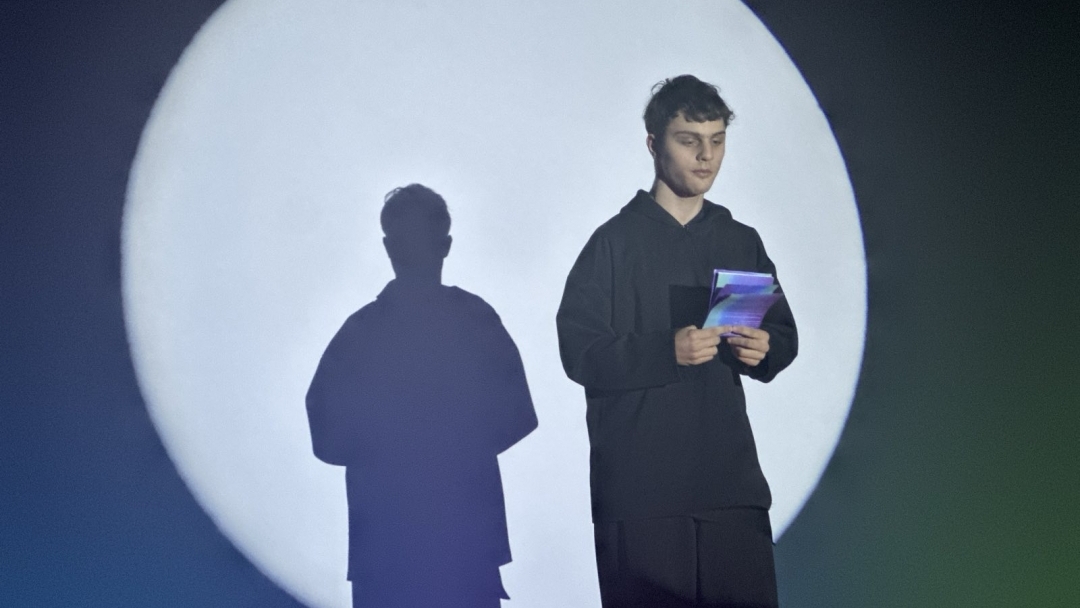 Спектакълът „Осмият цвят“ постави темите за насилието и за силата на доброто