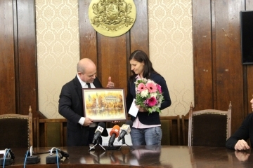 Кметът Пламен Стоилов награди световната вицешампионка по бокс Стойка Петрова