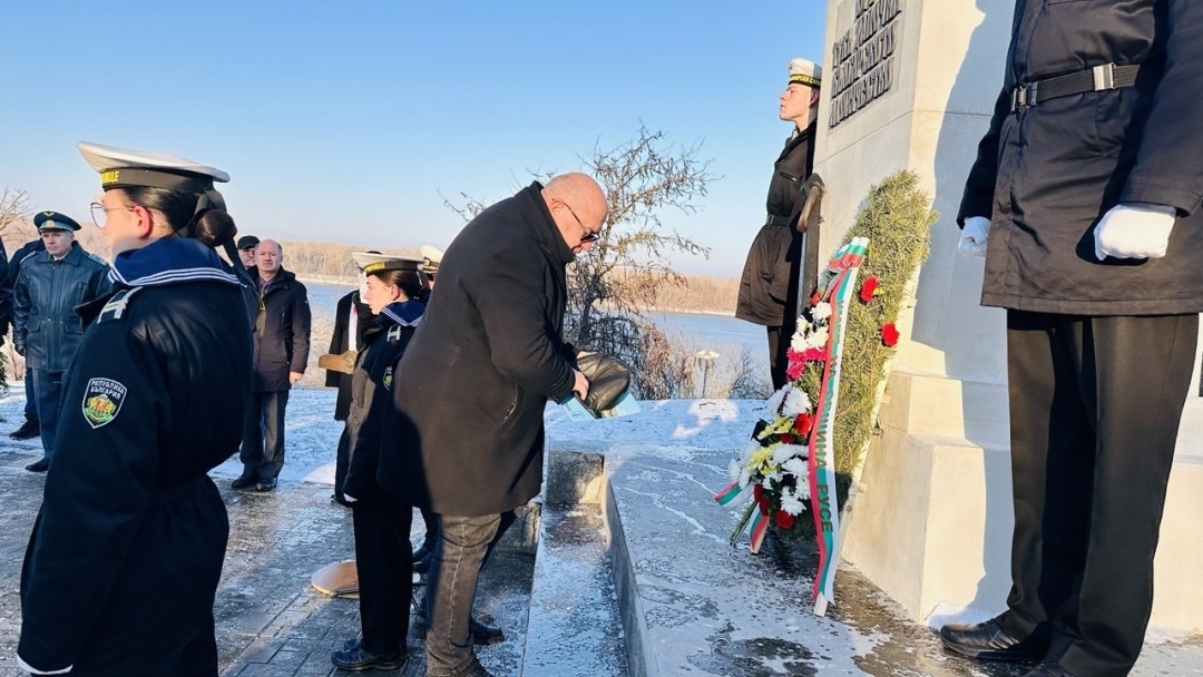 С поднасяне на венци и цветя Русе отдаде почит на 145-годишната история на ВВМУ „Н. Й. Вапцаров“