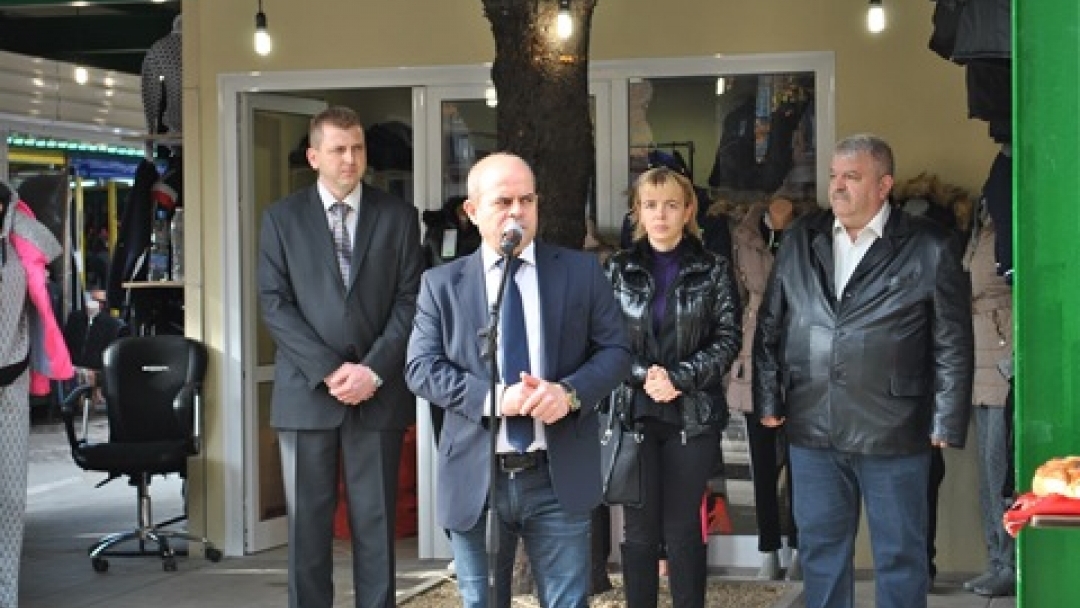 Кметът Пламен Стоилов откри обновената част на Централния общински пазар