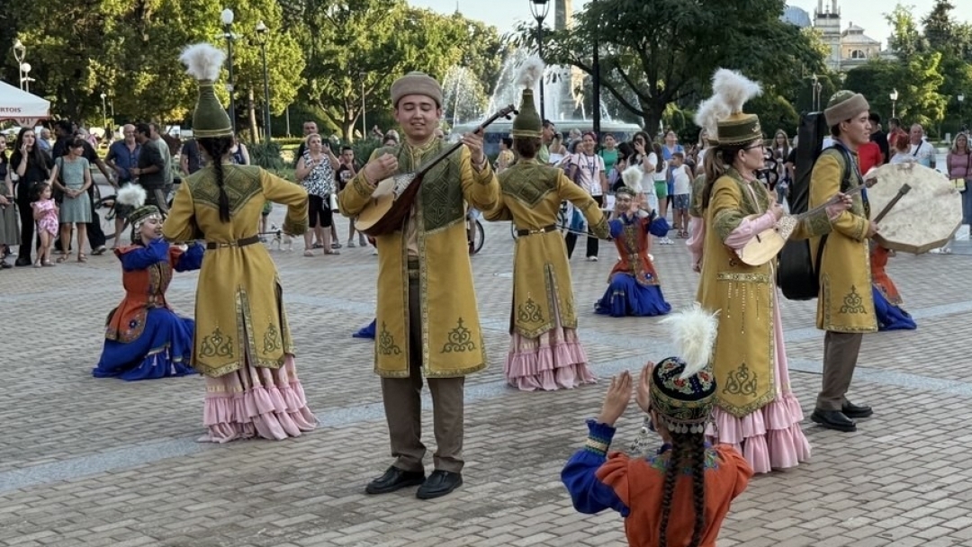 Южна Америка и Централна Азия танцуват на една сцена в Русе
