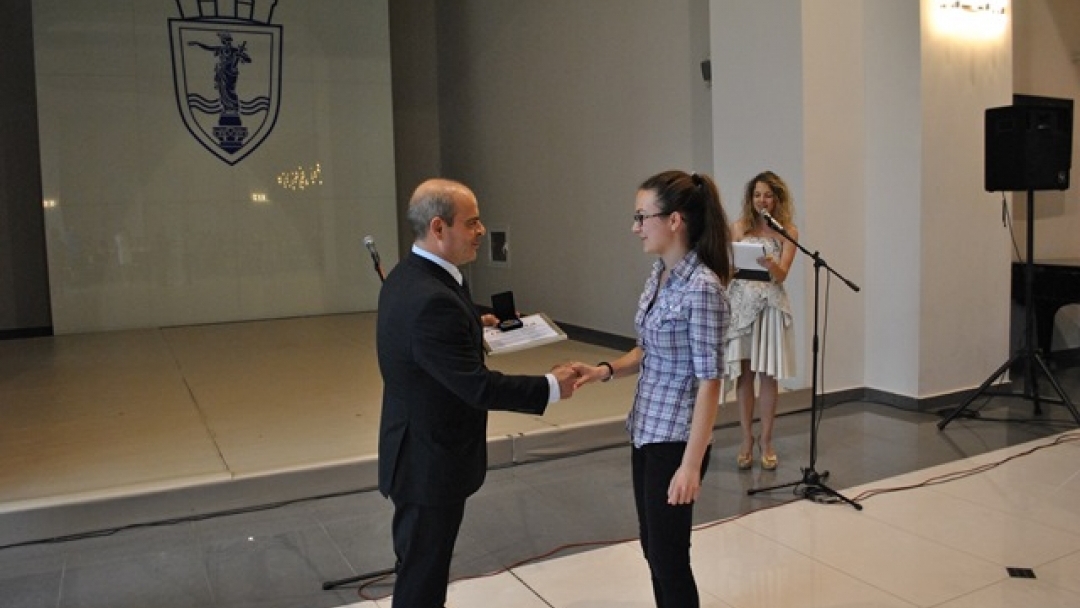 Кметът Пламен Стоилов награди отличници и даровити деца