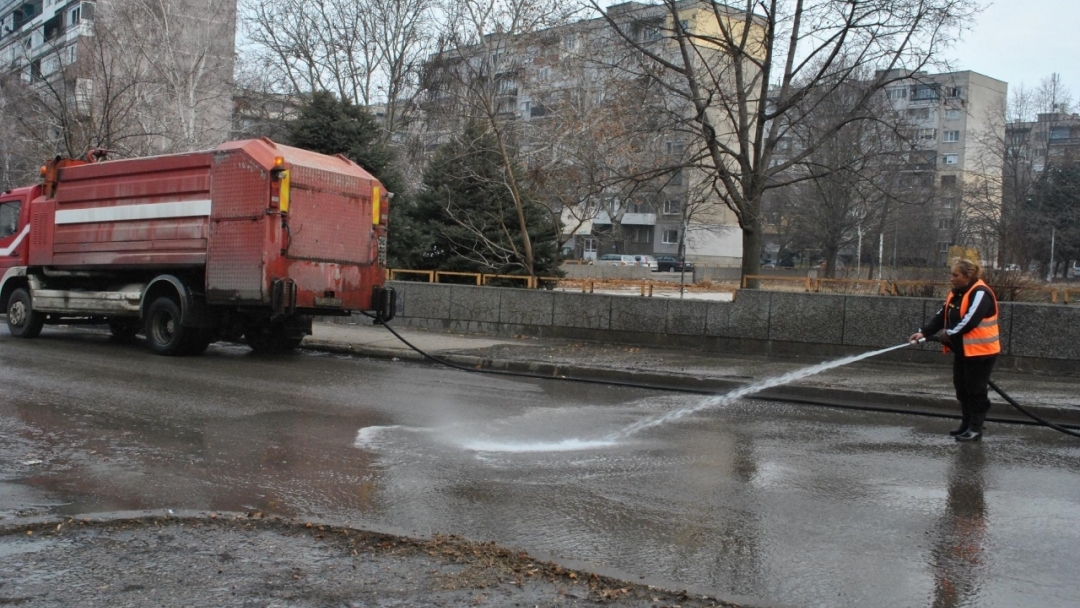 Пет машини мият улиците на Русе 