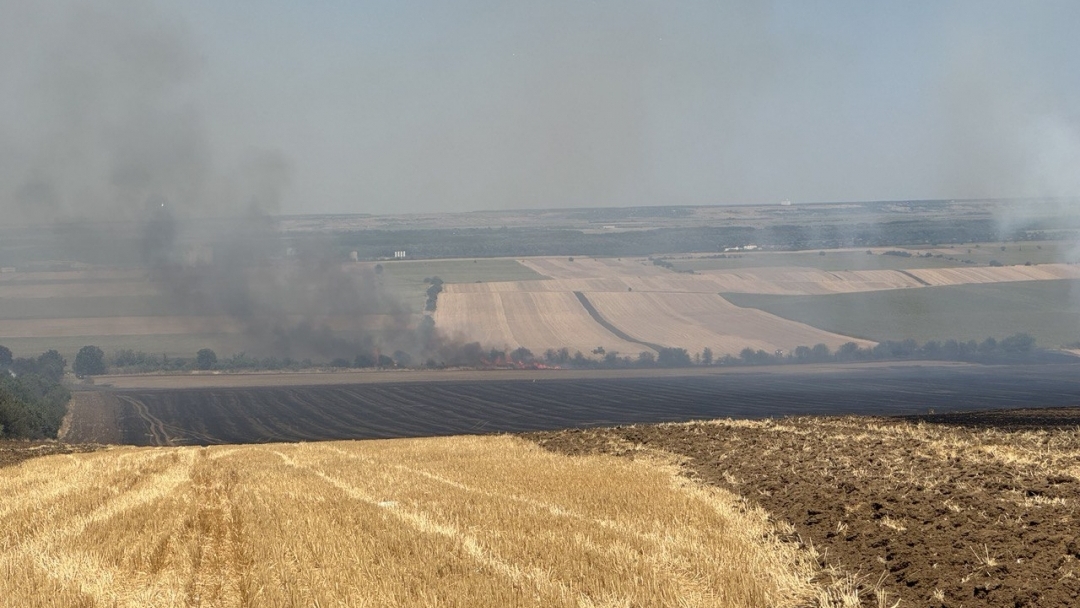 Критичната ситуация с пожара в с. Николово е овладяна, продължава гасенето в отделни участъци