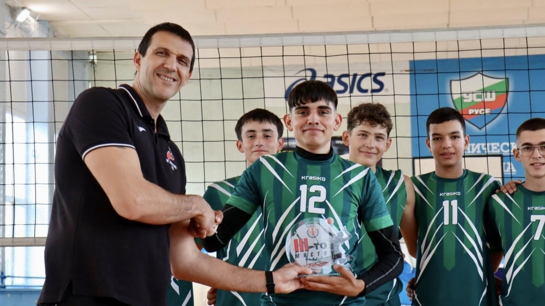 Зала „Ялта“ в Русе бе арена на двудневната волейболна надпревара „За купата на кмета“