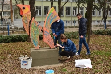 Ученици поставиха пластика на централна алея в Русе