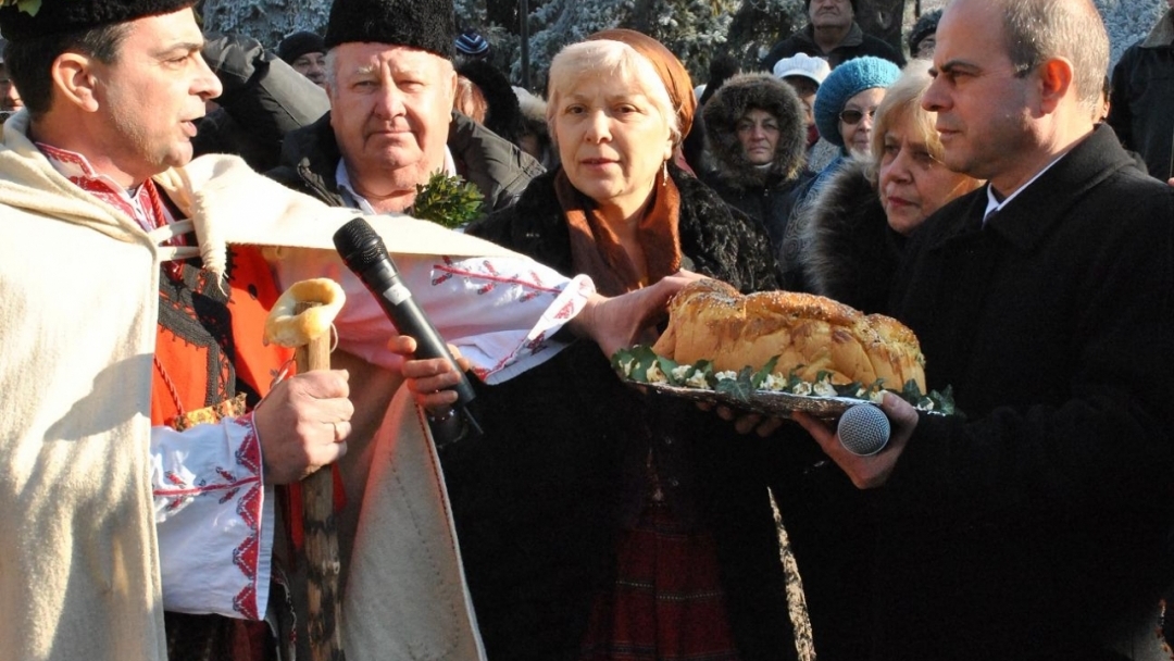 Три коледарски групи наричаха за берекет и здраве в центъра на Русе