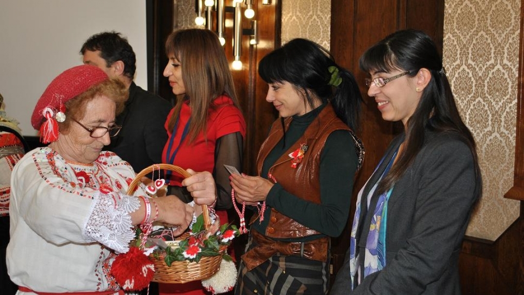 Ученици и пенсионери закичиха с мартеници кметския екип и служители на общината