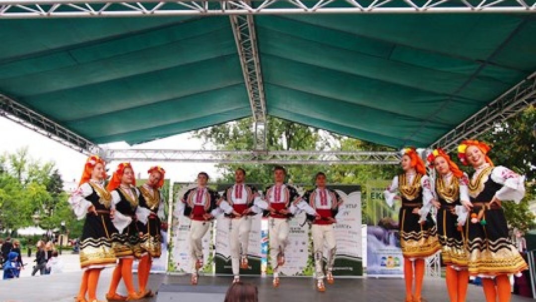 7 тона стара хартия предадоха над 1300 деца и родители и получиха нови книги 