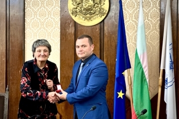 Кметът Пенчо Милков отличи Богдана Пенева за приноса ѝ към културния живот на Русе