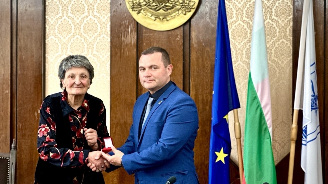 Кметът Пенчо Милков отличи Богдана Пенева за приноса ѝ към културния живот на Русе