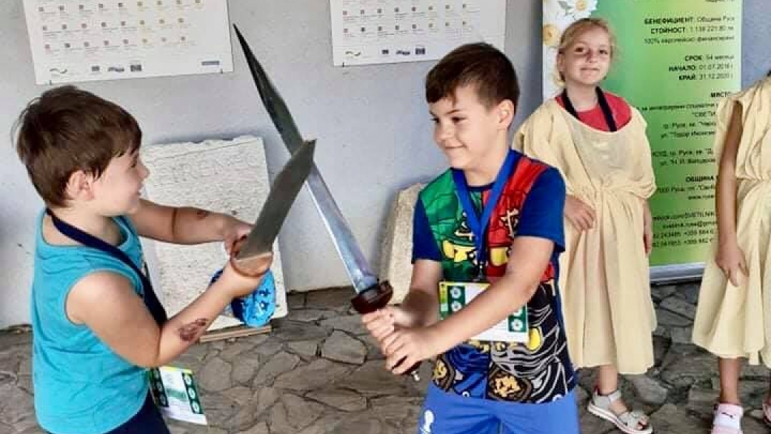 Децата от „Лятното училище“ се върнаха назад във времето с посещение на крепостта „Сексагинта Приста“