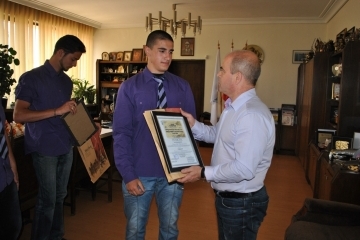 Кметът награди младите скултори, участвали в пясъчния фестивал с тридневно обучение