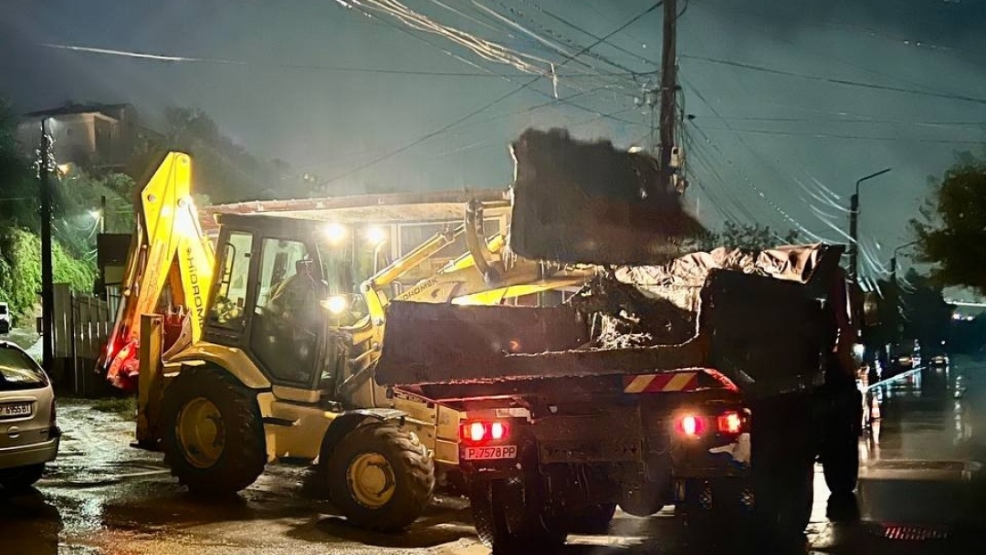 Екипи на общинските предприятия и Пожарната служба продължават дейностите по възстановяване на участъци от инфраструктурата в Русе
