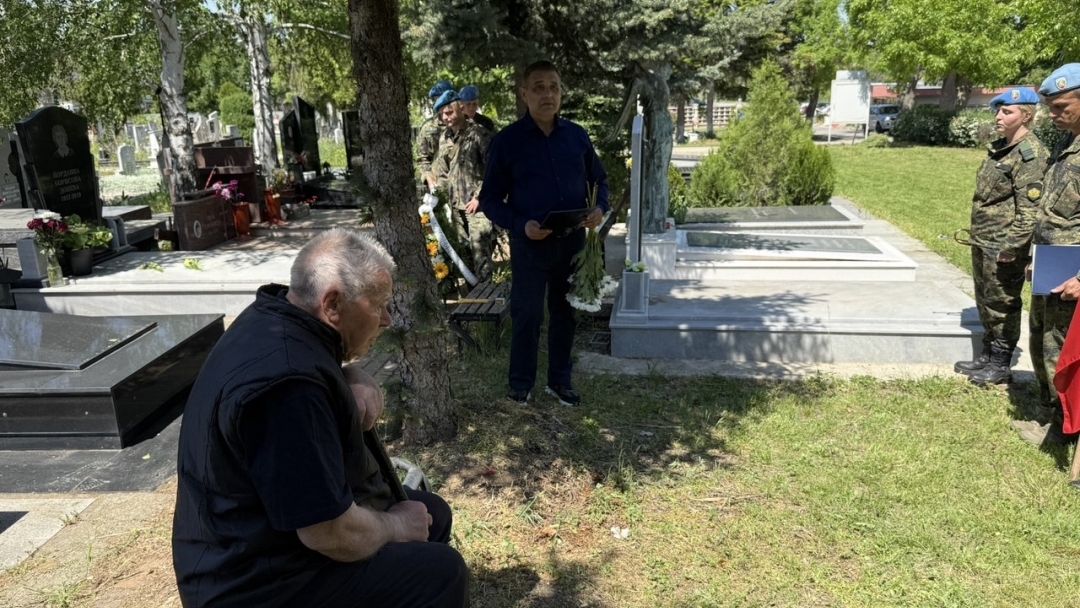 Пет военни залпа отбелязаха 20-годишнината от гибелта на офицерски кандидат Валентин Донев в Ирак