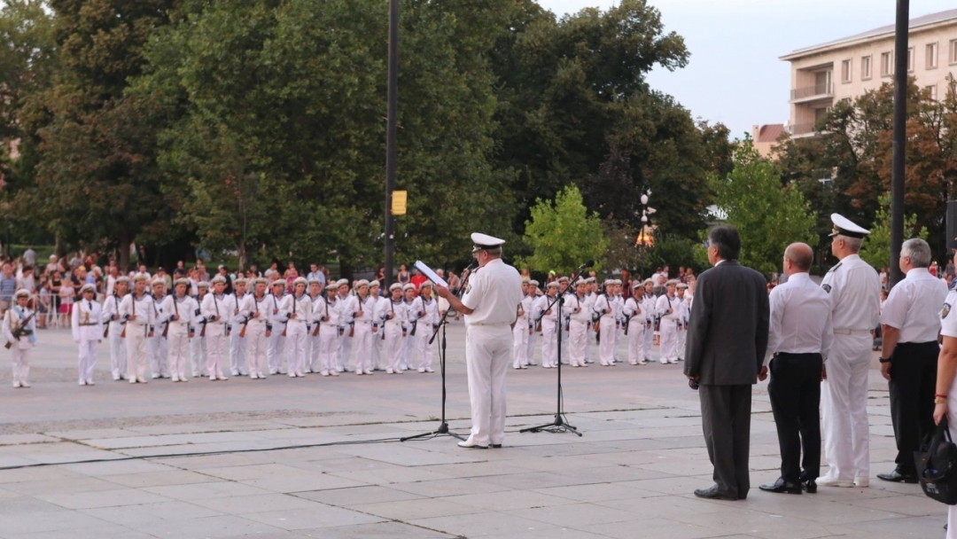 Спектакъл "Вълни" беше кулминацията на празненствата за 137-та годишнина на ВМС