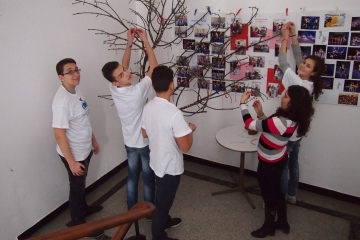 Младежи закичиха мартеници на "Дървото на любовта"