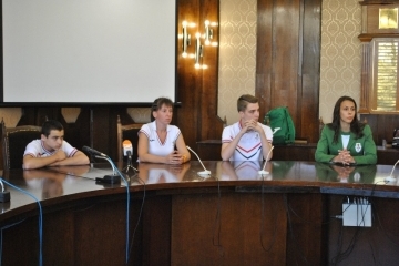 Знамена на Община Русе за тримата спортисти, представили България на Младежките олимпийски игри