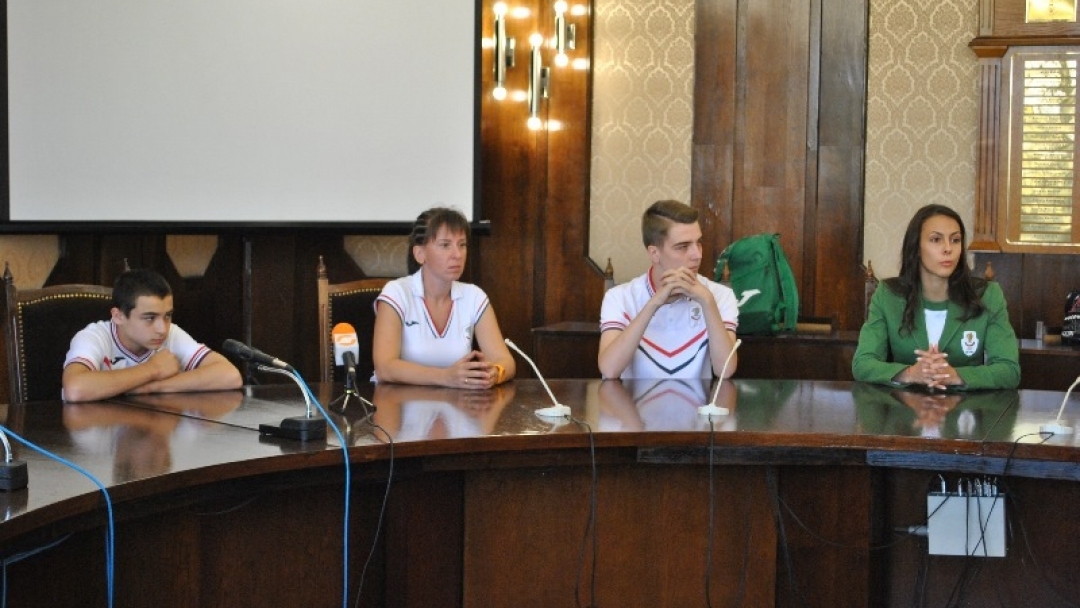 Знамена на Община Русе за тримата спортисти, представили България на Младежките олимпийски игри