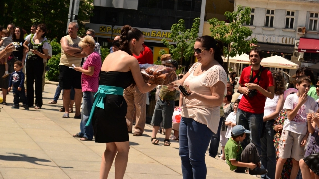 Великденско хоро събра стотици русенци в центъра на града 