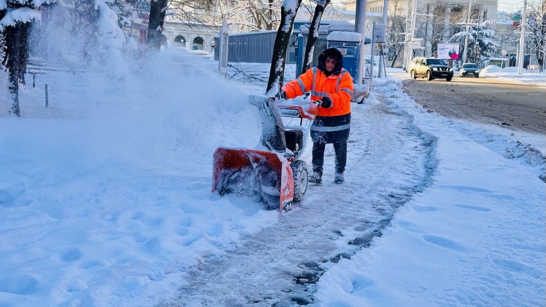 Община Русе мобилизира екипи срещу обледеняването на улици и тротоари