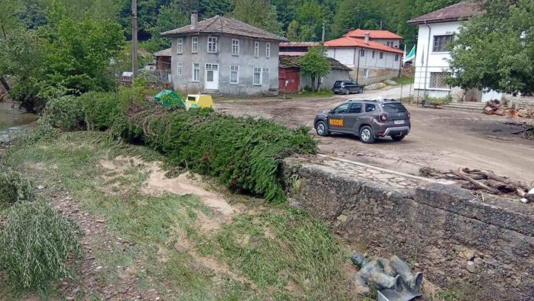 Екип от Доброволното формирование на Община Русе участва в спасителни дейности след наводненията в Габровско