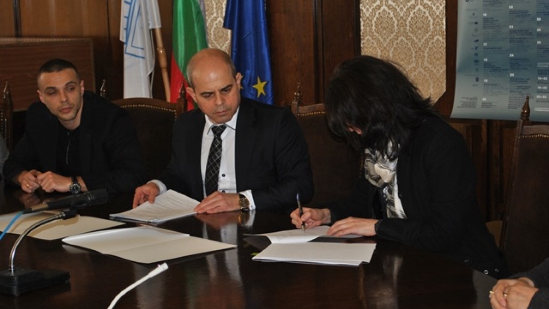 Кметът подписа първите два договора по Националната програма за енергийна ефективност