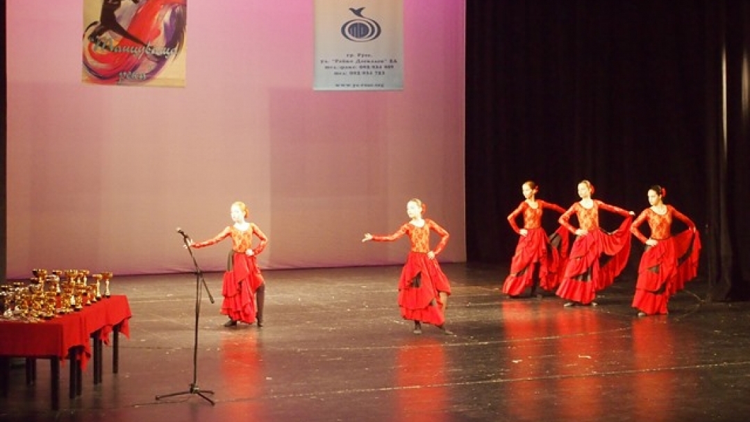 Над 700 танцьори от 35 състава от българия и чужбина участваха в „Танцуваща река“ 