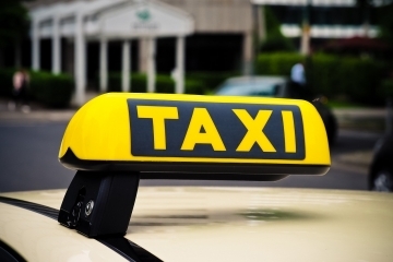 Община Русе напомня на таксиметровите превозвачи, че тече срокът за преиздаване на разрешенията им