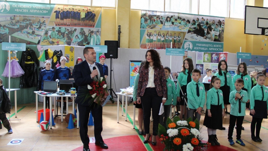 С „Училищно експо“ ОУ "Васил Априлов" отбеляза 40-годишнината си