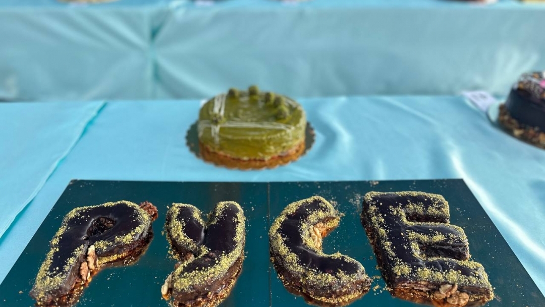 18-годишният Аслан Ахмедов е големият победител в конкурса за нетрадиционна торта „Гараш“ 