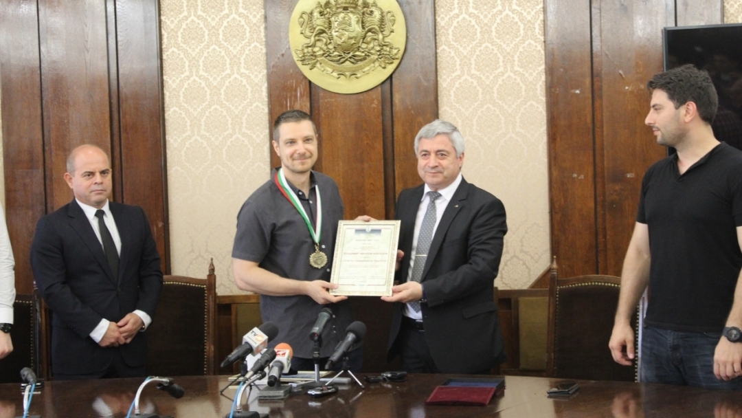 Златна значка "Русе" и званието "Почетен гражданин" получи носителят на технологичен "Оскар" Владимир Койлазов