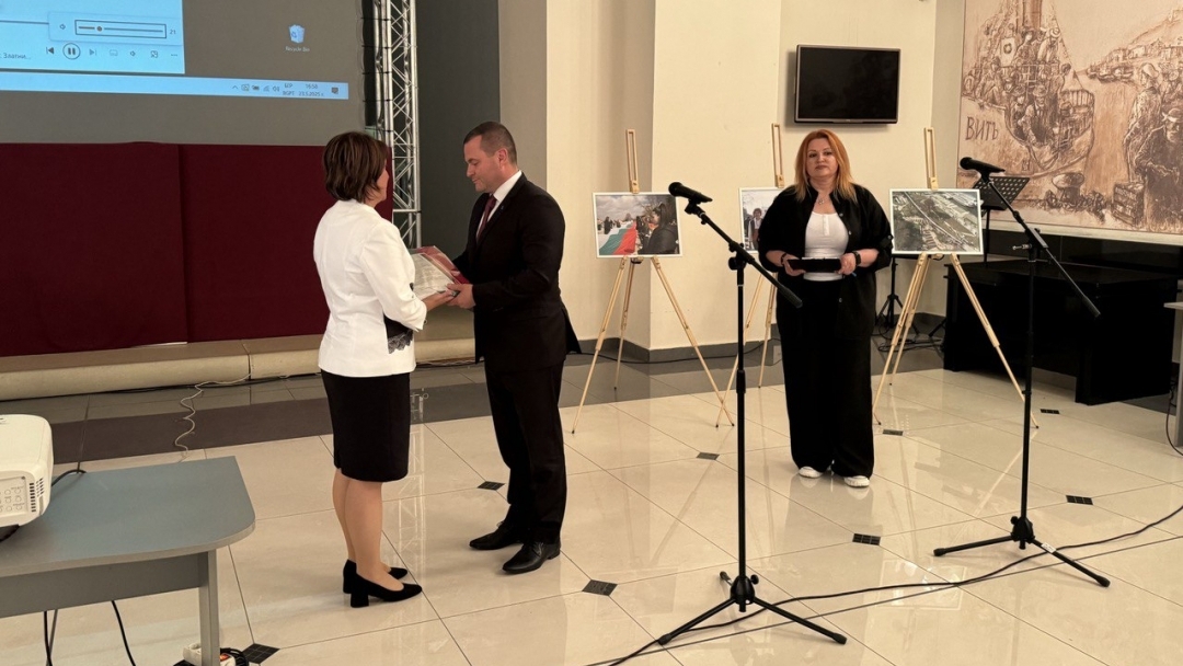 Символични фрагменти от най-дългото българско знаме бяха връчени на тържествена церемония в Русе
